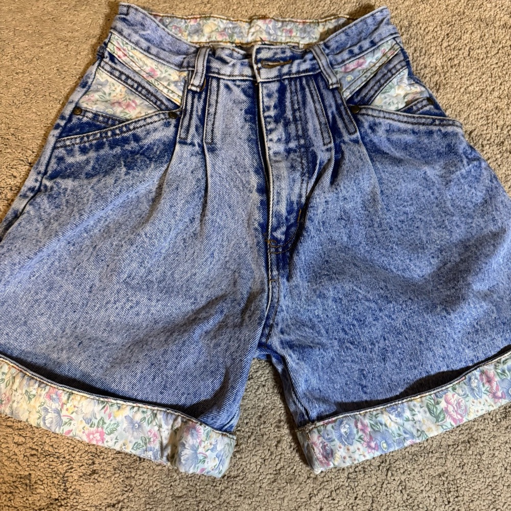 High-Waist Vintage-Inspired Denim Shorts with Floral Trim - Blue